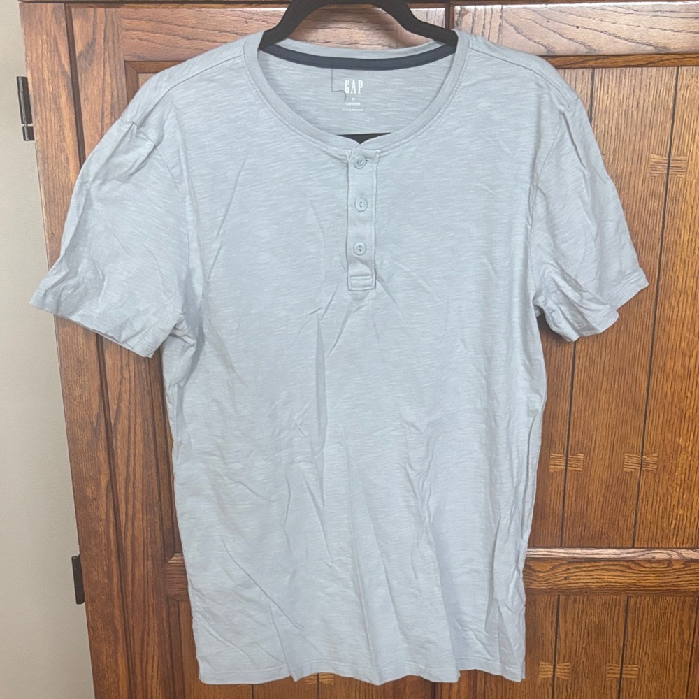 GAP Men's Short Sleeve Light Gray Henley